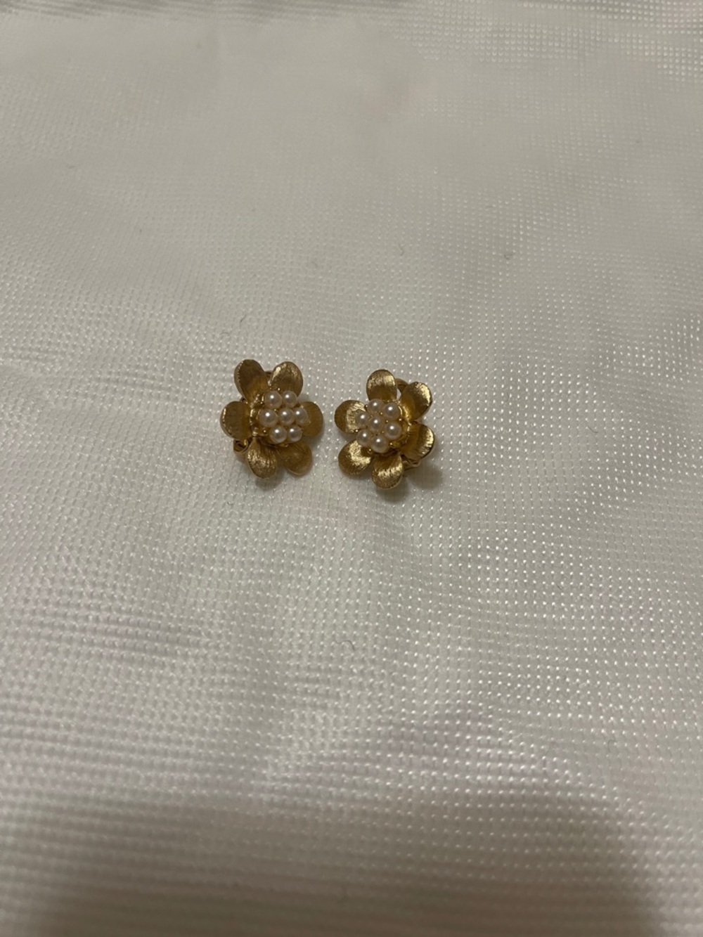 Pearl gold flower earrings excellent condition